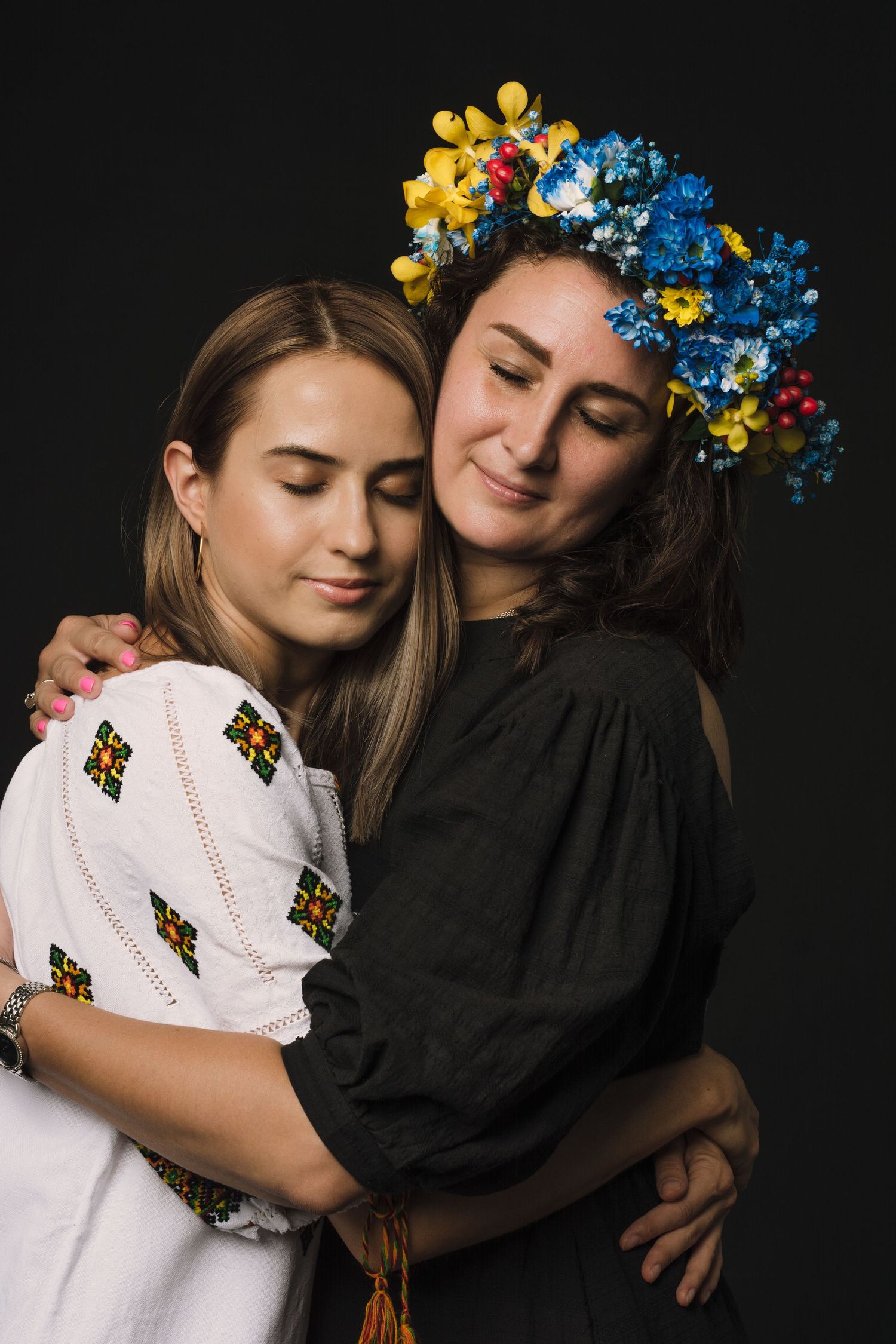 Listen To Ukrainian Hearts is a mini photo project aiming to urge people in Vietnam and Saigon donate to Ukraine.
