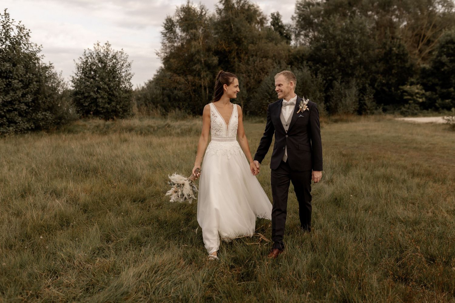 Bild und Testimonial von Nele und Malte zusammen auf einer Wiese - Jule Christoffers - Hochzeitsfotografie aus Oldenburg
