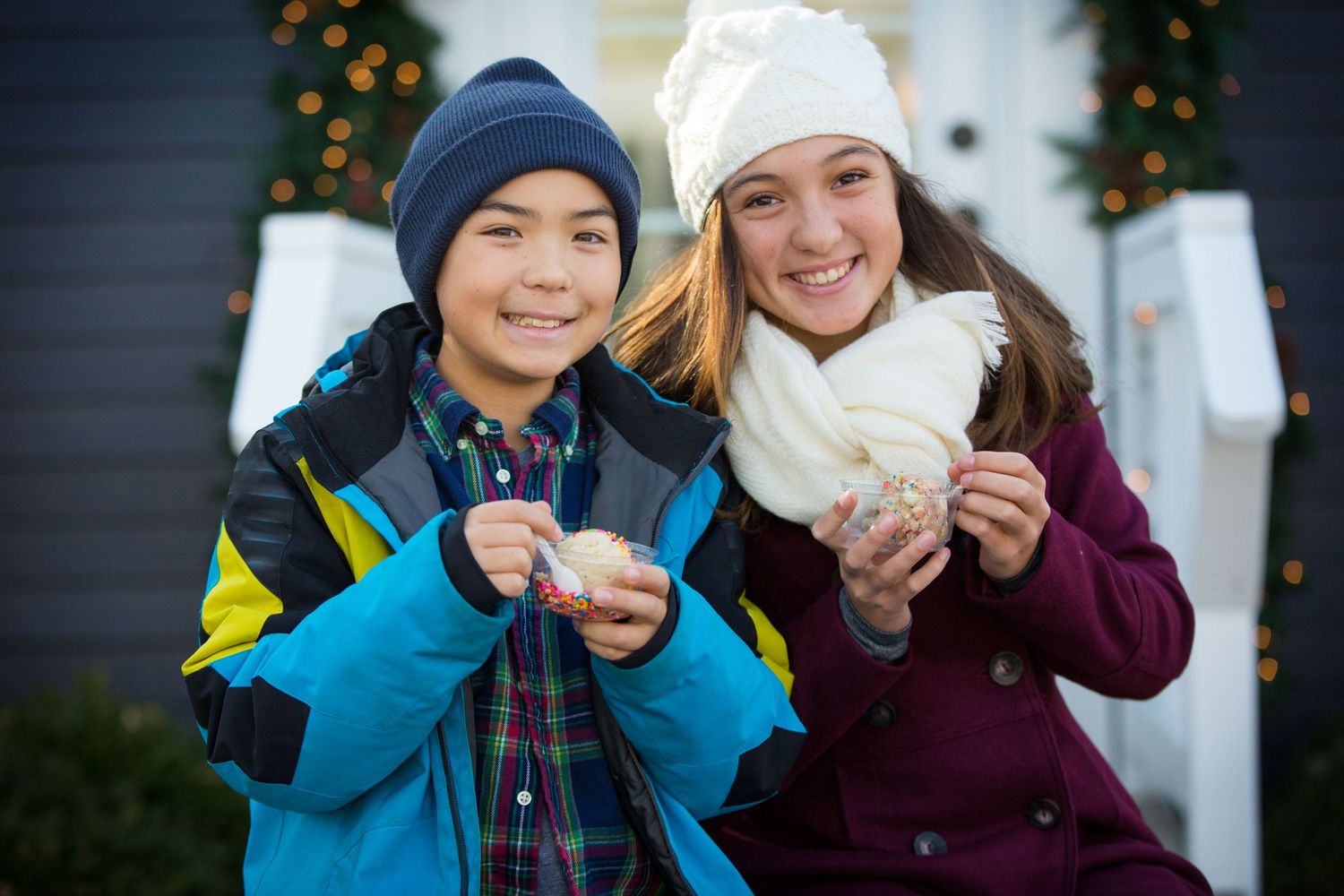 Zionsville photographer - Nathaniel Edmunds Photography - captures brother and sister sharing ice cream in the snow