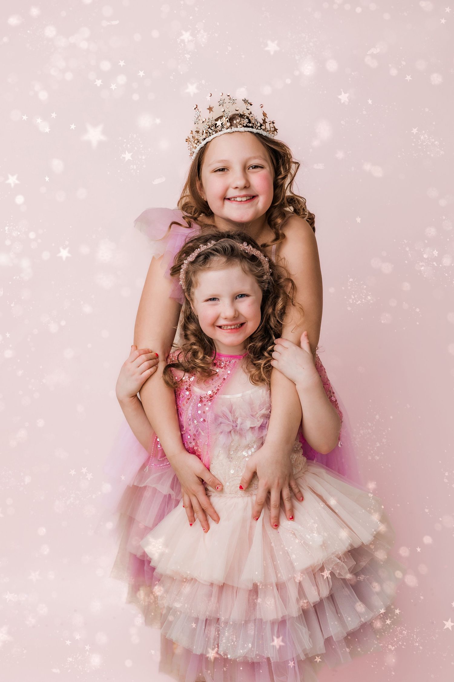 two sisters hugging at a glitter mini photoshoot