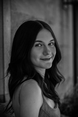beautfiul senior headshot