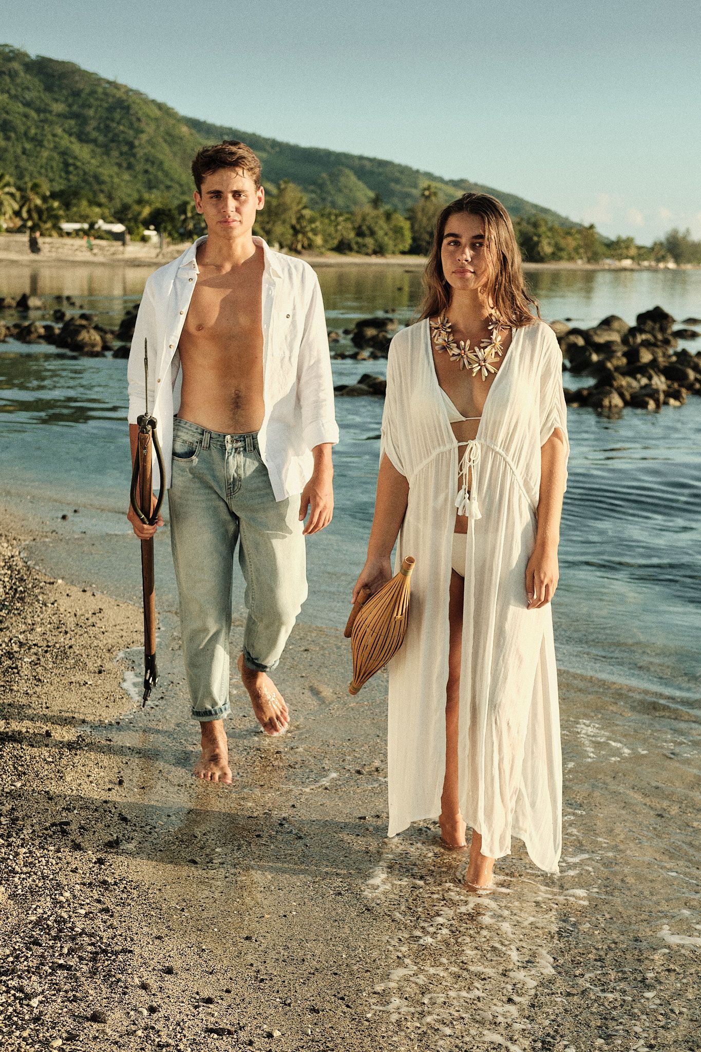 shooting photo couple éditorial à la pointe des pêcheurs à tahiti pour le Hine Magazine