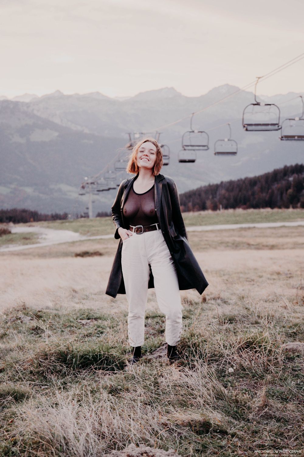 Portrait artistique à Guéret par March'Mallow Photographie - Femme souriante avec un fond de paysage naturel