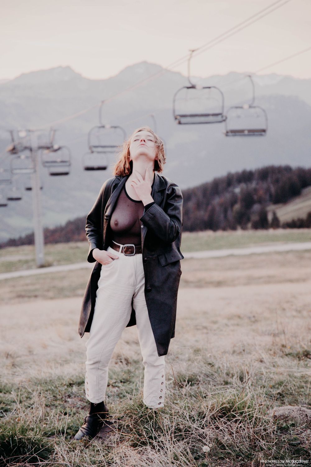 Portrait artistique à Guéret par March'Mallow Photographie - Femme souriante avec un fond de paysage naturel