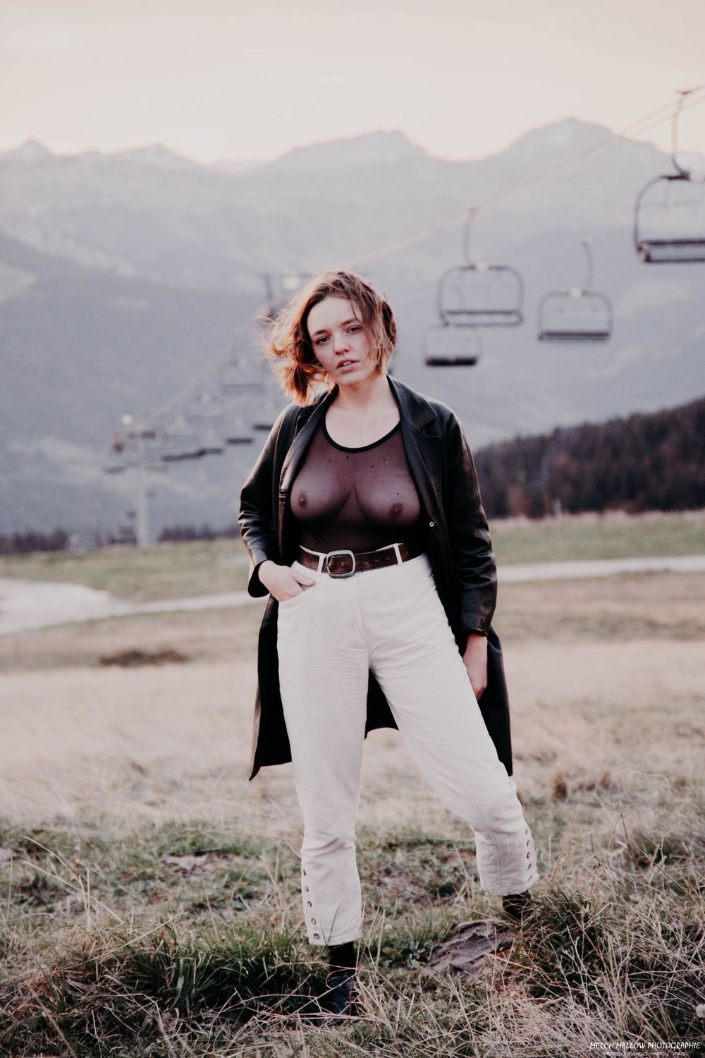 Portrait artistique à Guéret par March'Mallow Photographie - Femme souriante avec un fond de paysage naturel