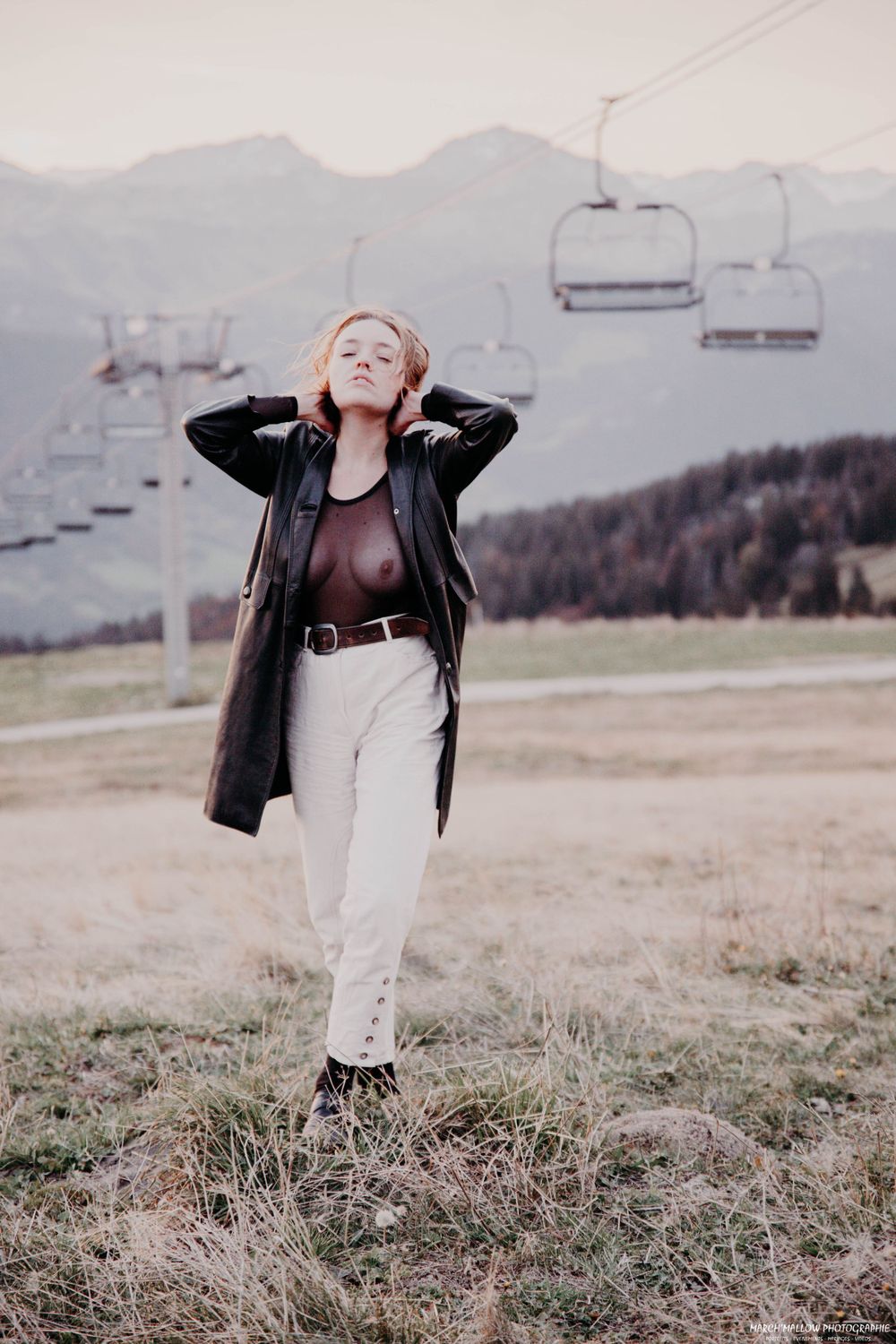 Portrait artistique à Guéret par March'Mallow Photographie - Femme souriante avec un fond de paysage naturel