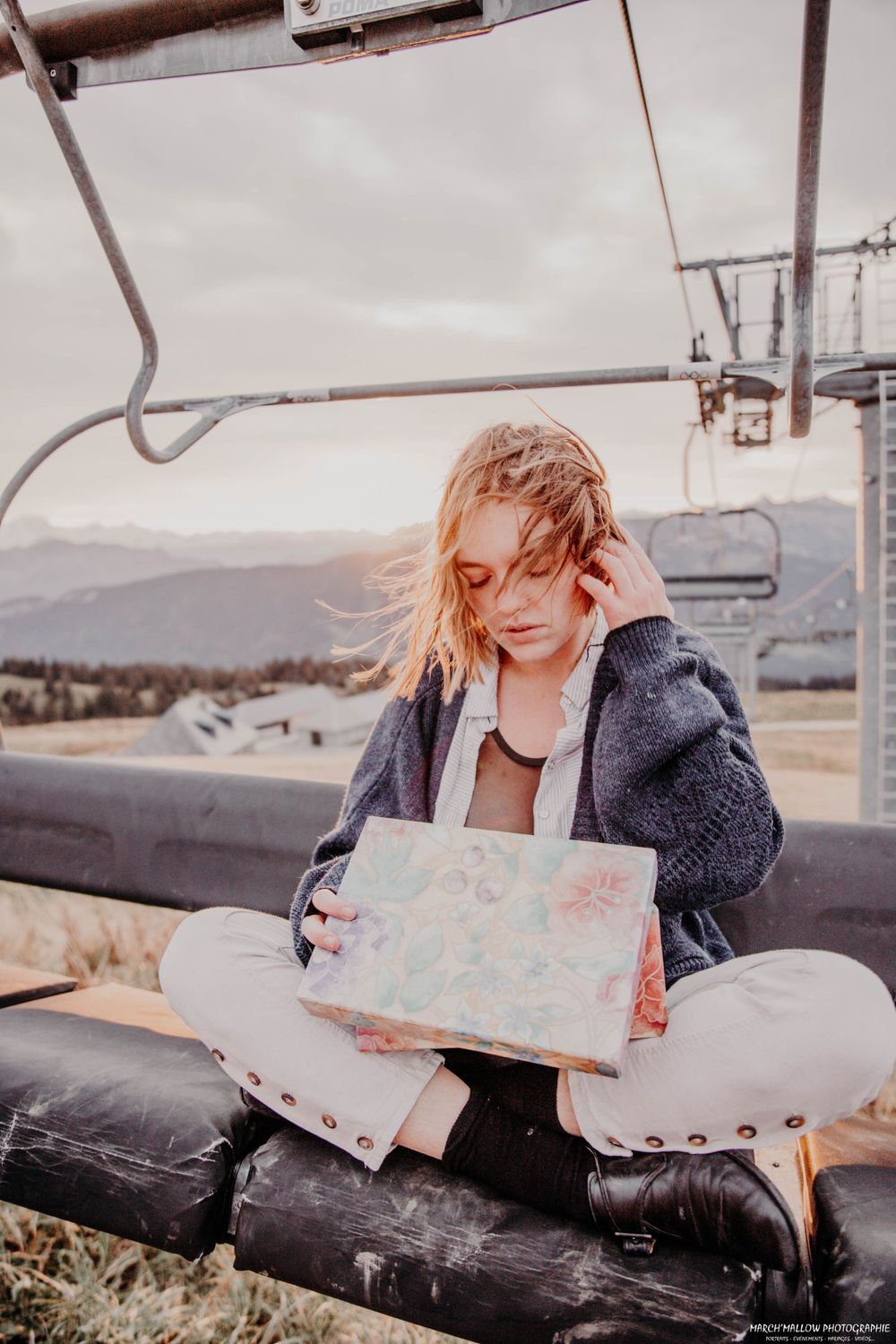 Portrait artistique à Guéret par March'Mallow Photographie - Femme souriante avec un fond de paysage naturel