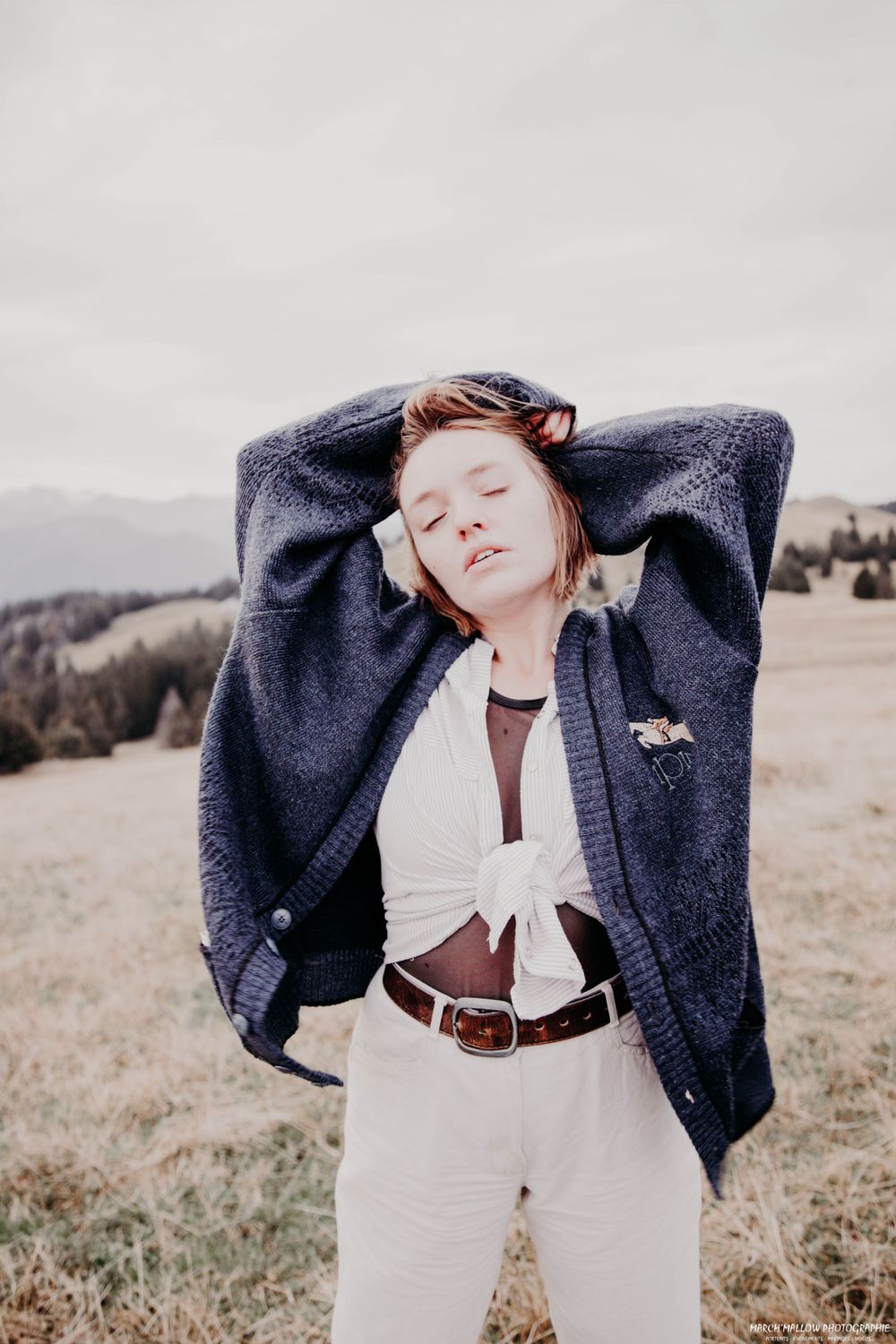 Portrait artistique à Guéret par March'Mallow Photographie - Femme souriante avec un fond de paysage naturel