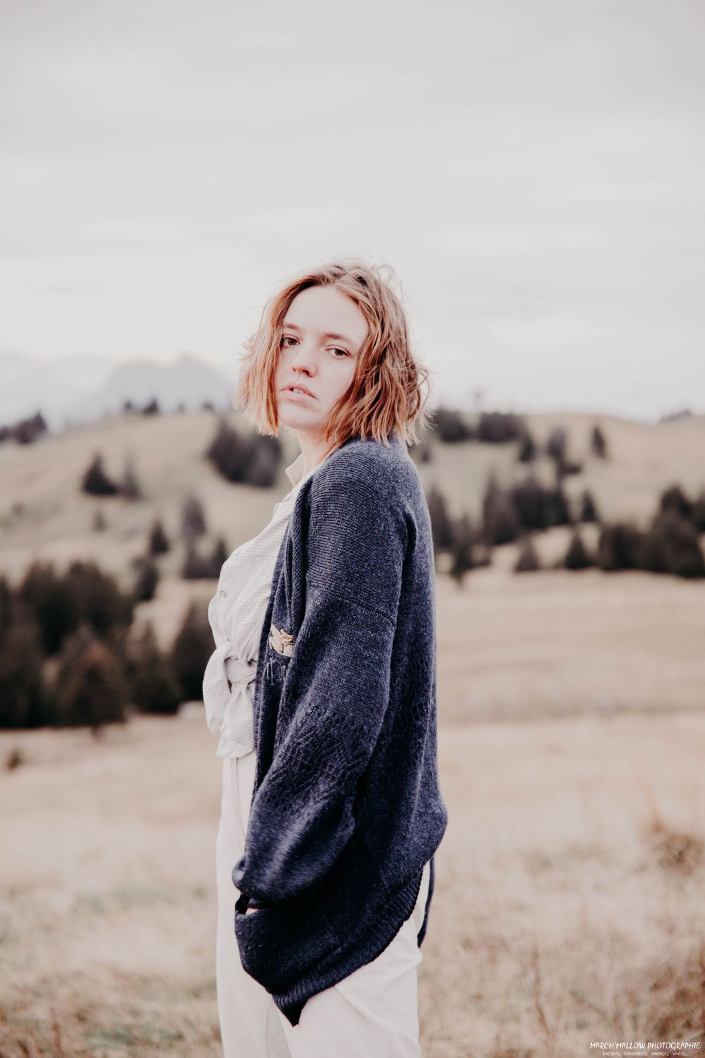 Portrait artistique à Guéret par March'Mallow Photographie - Femme souriante avec un fond de paysage naturel