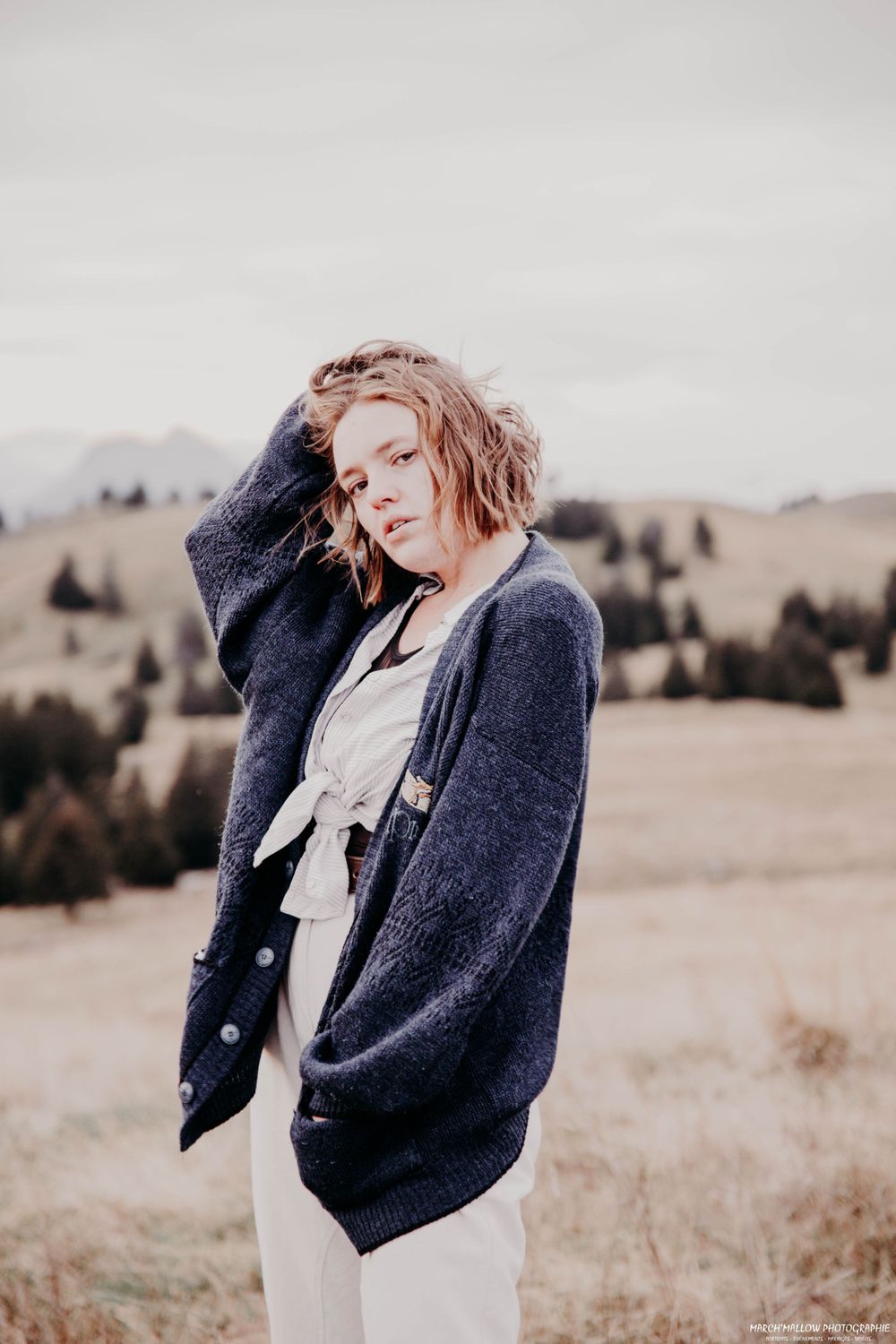 Portrait artistique à Guéret par March'Mallow Photographie - Femme souriante avec un fond de paysage naturel