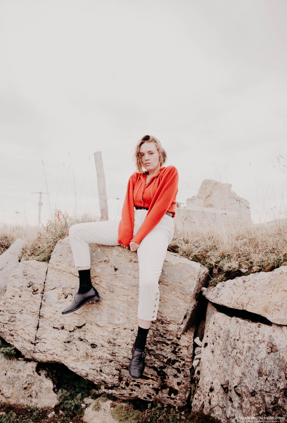 Portrait artistique à Guéret par March'Mallow Photographie - Femme souriante avec un fond de paysage naturel