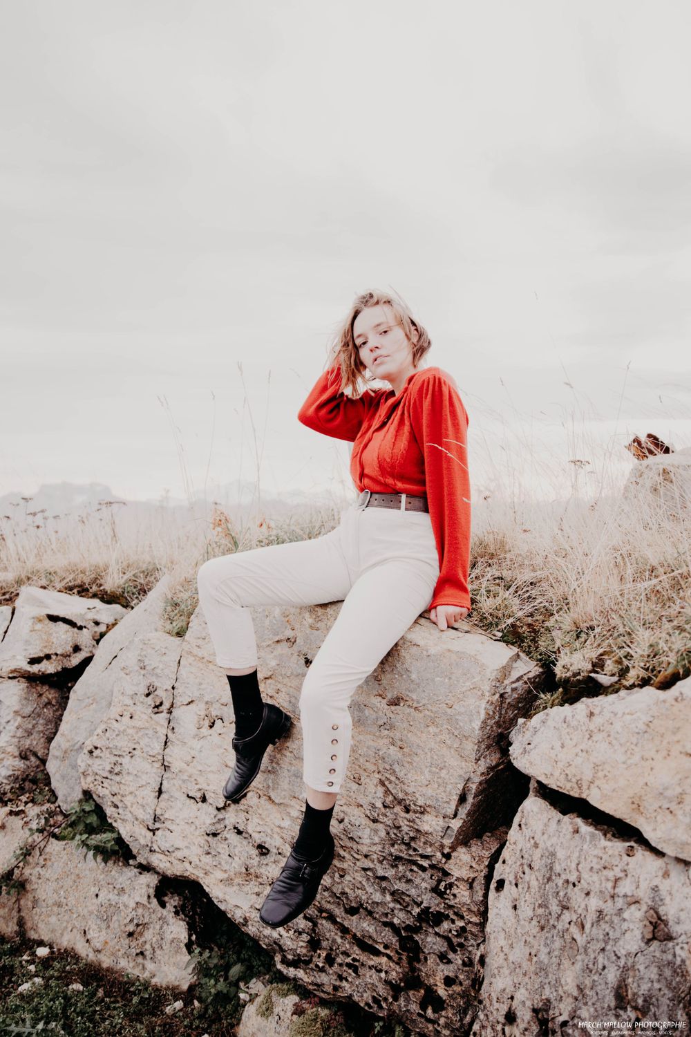 Portrait artistique à Guéret par March'Mallow Photographie - Femme souriante avec un fond de paysage naturel