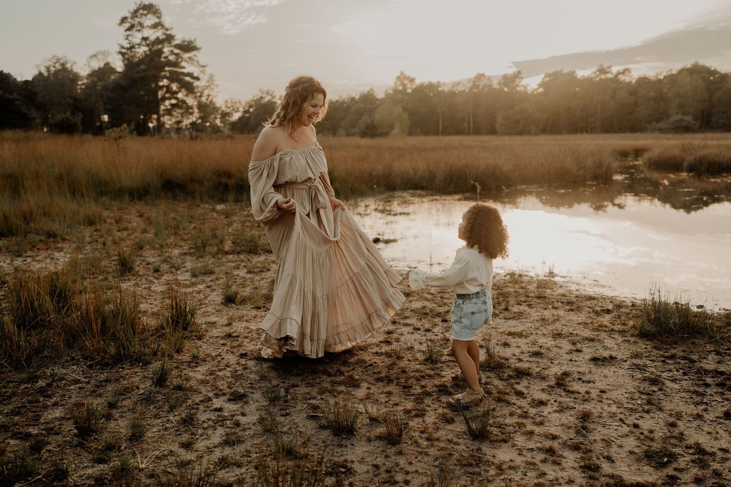Gelukkige gezinsfoto met ouders en kinderen in een ontspannen moment van samenzijn.