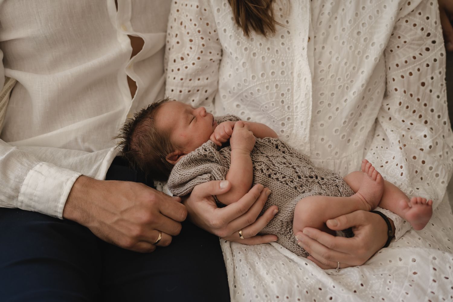 Liten nyfødt i armene til mamma