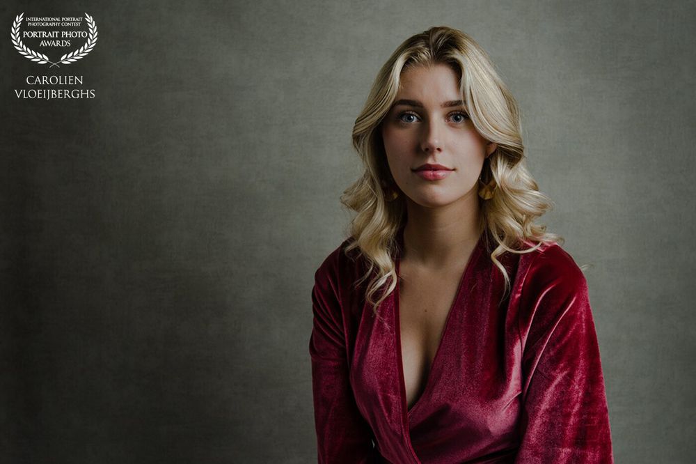 Portret award van vrouw in rode body