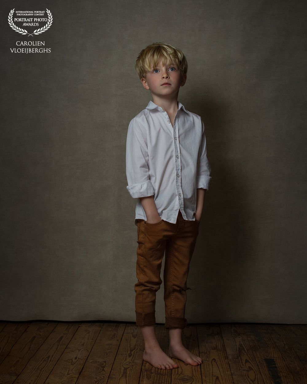 Portret award van jongen voor backdrop