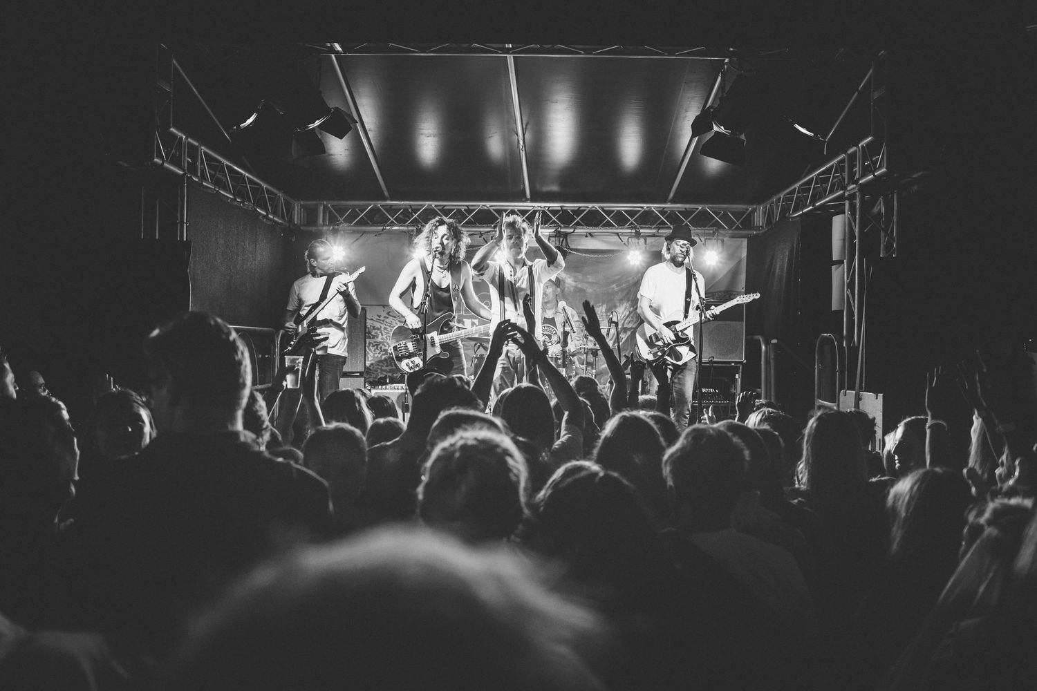 tanzende Menschenmenge beim cotton underwear Konzert auf dem Stadtfest in Schwaz 2022