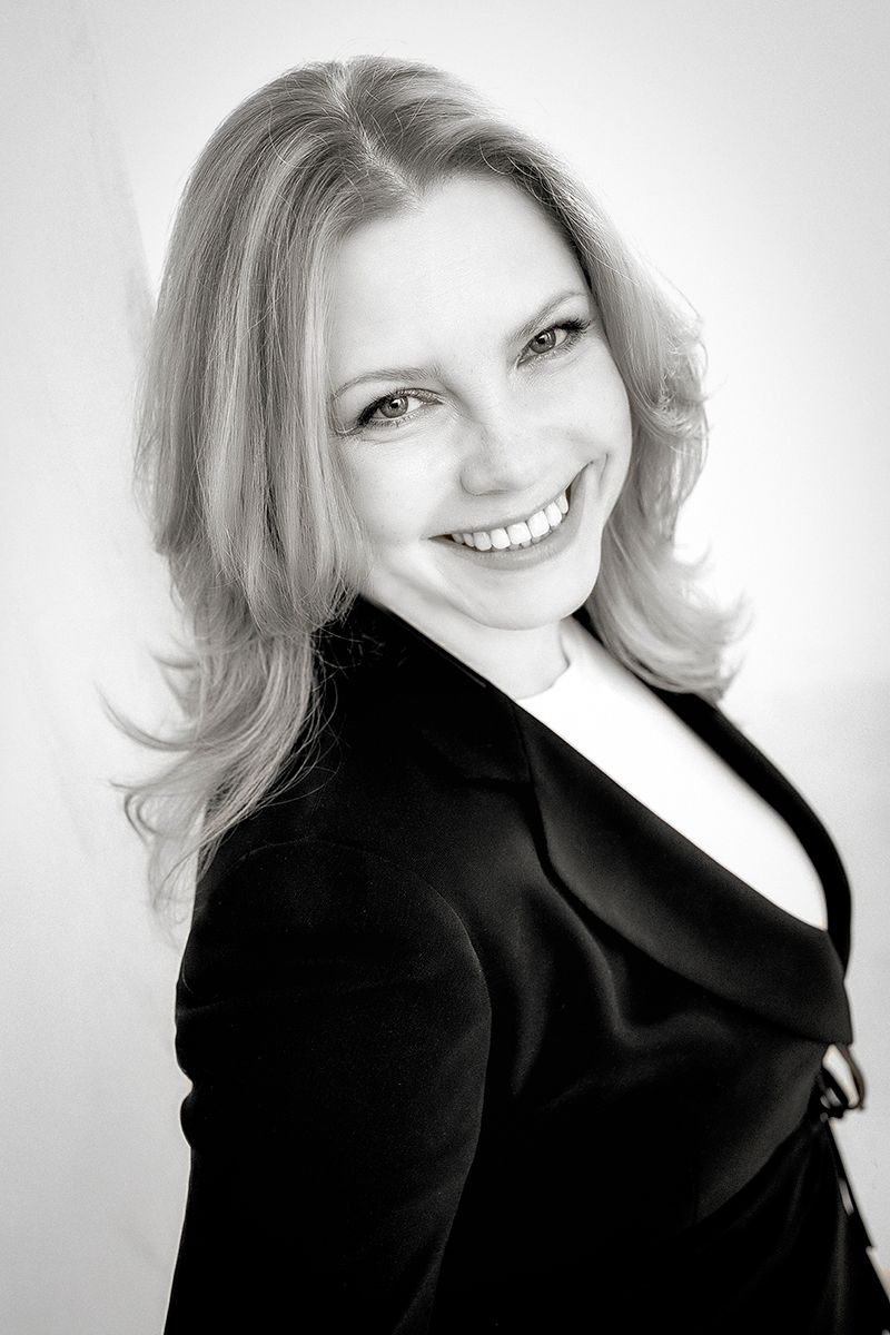 Bewerbungsfoto in schwarz weiss mit schwarzem Blazer im Fotostudio Aurelia Schulz