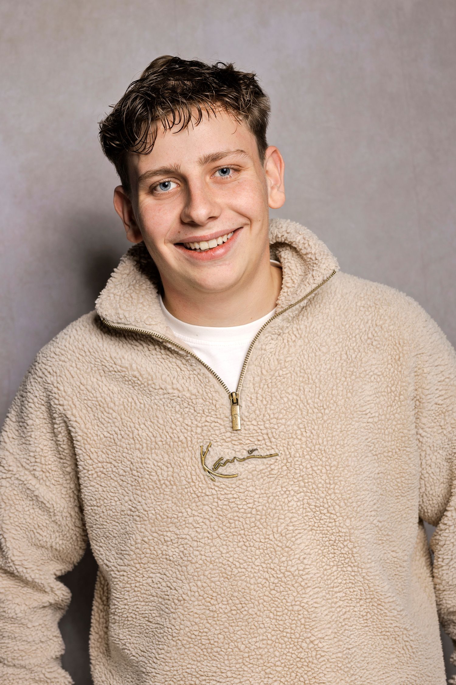 lockeres Bewerbungsfoto eines jungen Mannes für eine Ausbildungsstelle als Landmaschinenmechaniker