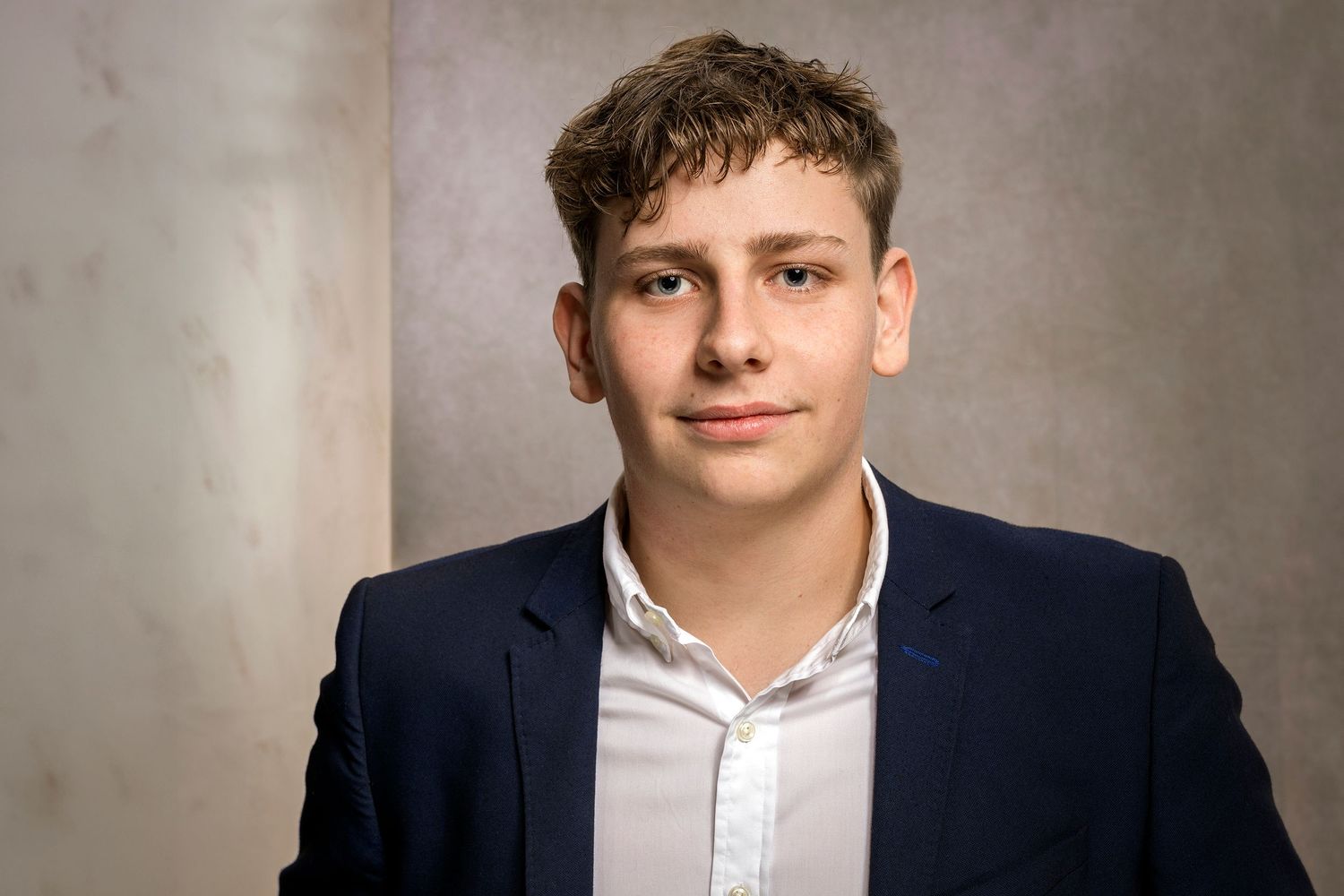 Bewerbungsfoto im angesagten Querformat eines jungen Mannes als Bankkaufmann