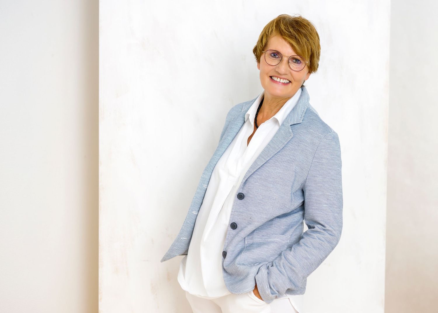 Professionelles Karrierefoto einer Frau im Querformat heller Hintergrund lässiges Businessoutfit
