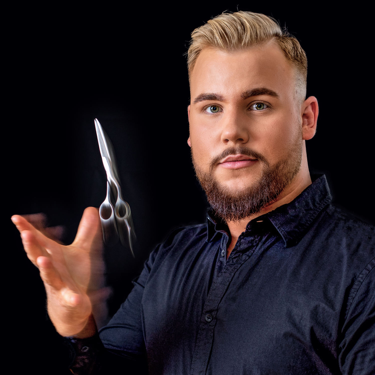berufsbezogenes außergewöhnliches Bewerbungsfoto eines Friseurmeisters mit Schwere