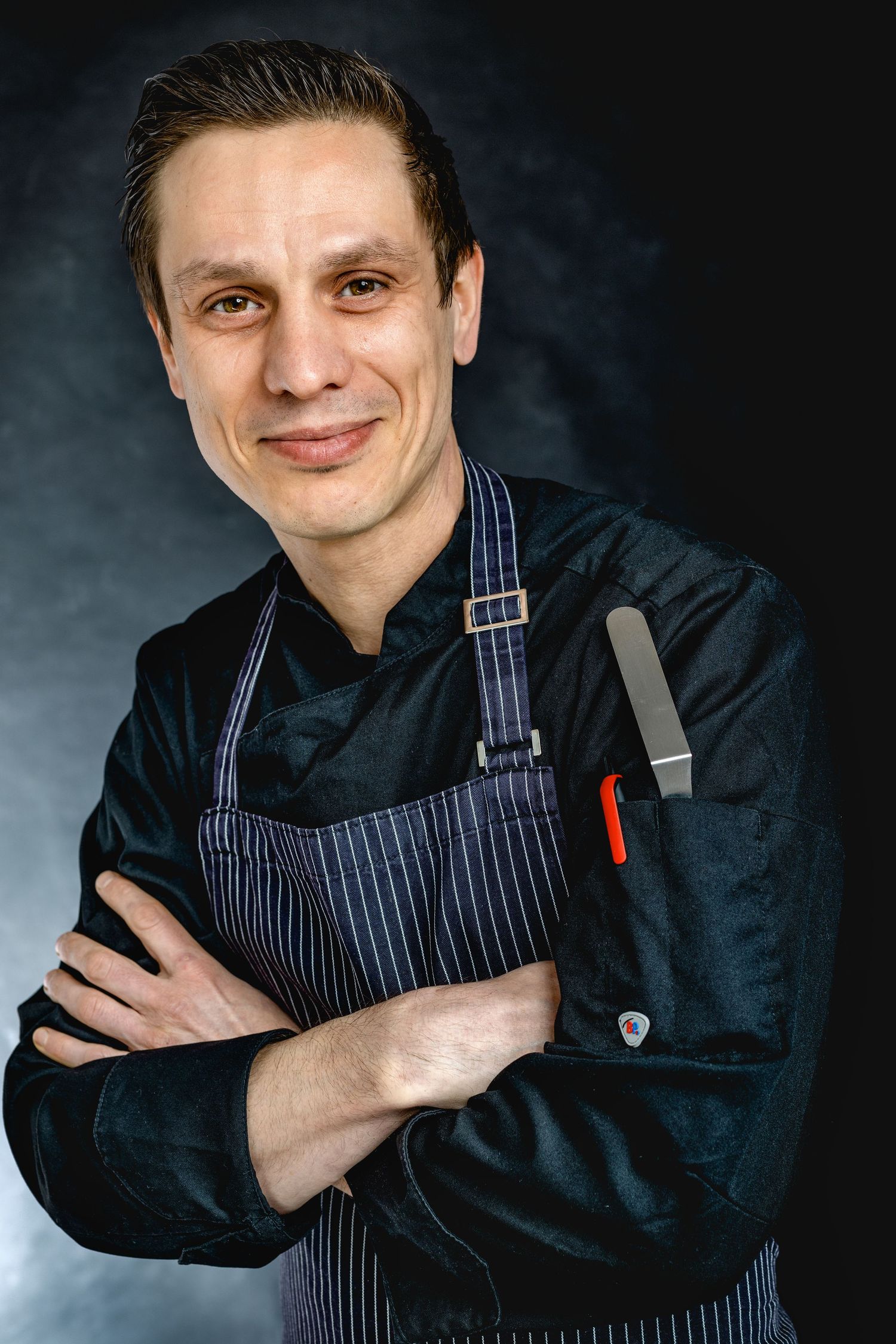 Bewerbungsfoto als Küchenchef in Berufskleidung Kochjacke schwarz