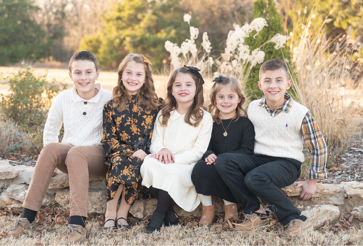 Family of 7 Portrait Session on Country Private Land by Bartlesville Family Photographer Kristi Bray Photography