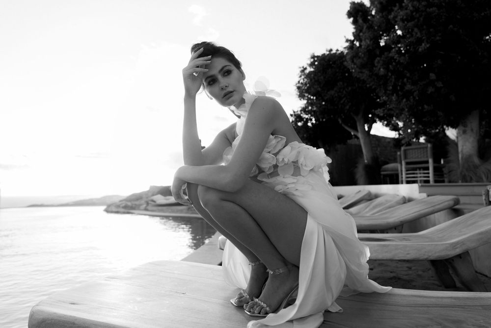 wedding photo of a bride in mykonos kalesma with wedding planner black and white
