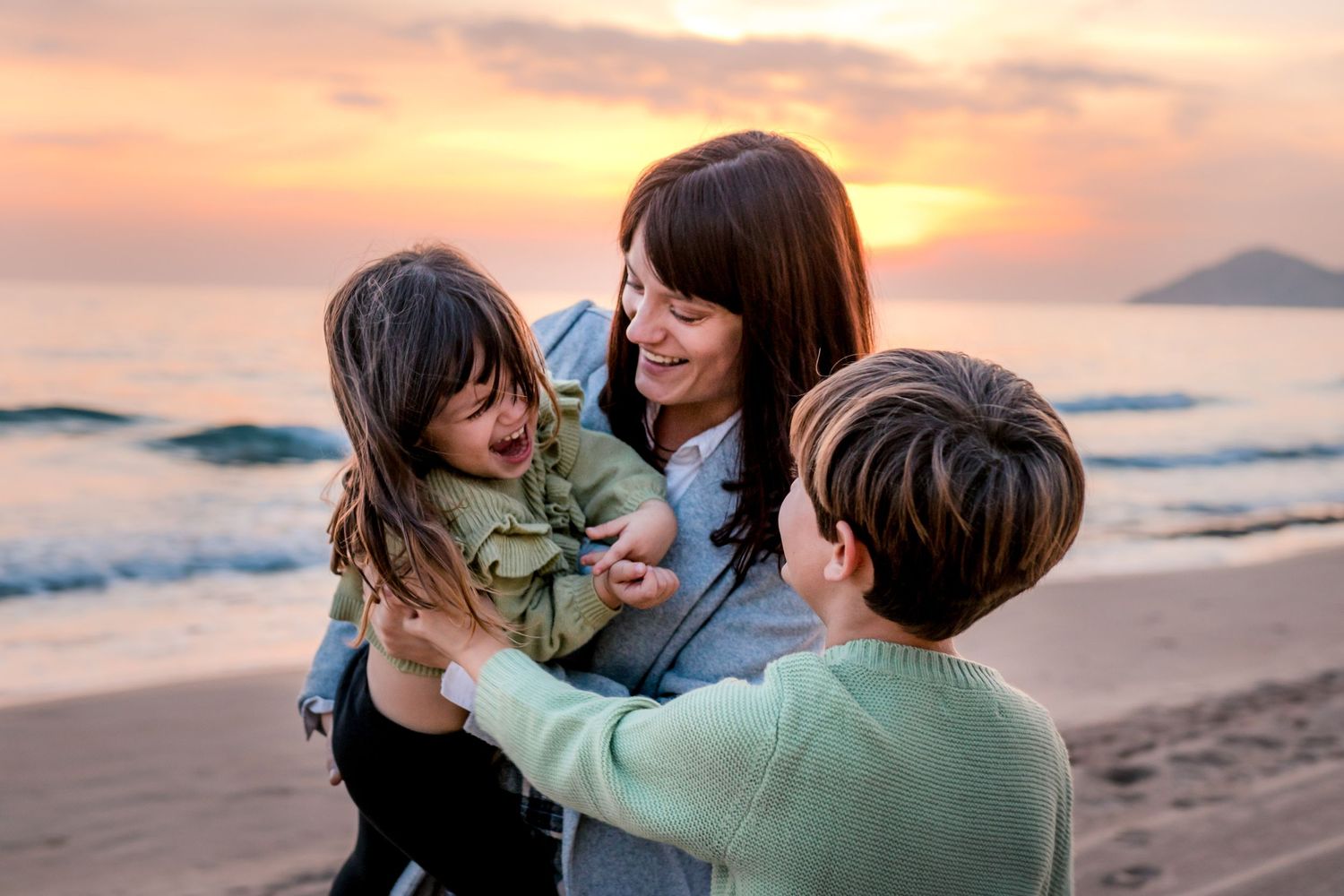 familia en la playa al atardecer en benidorm