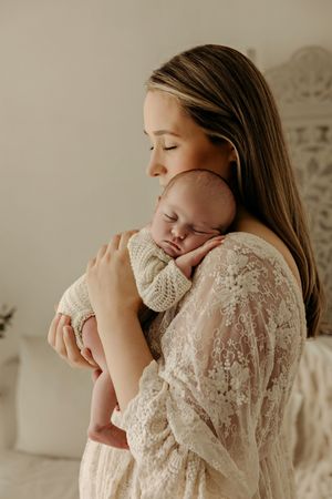 mam and newborn girl relaxed photos in LM Photography