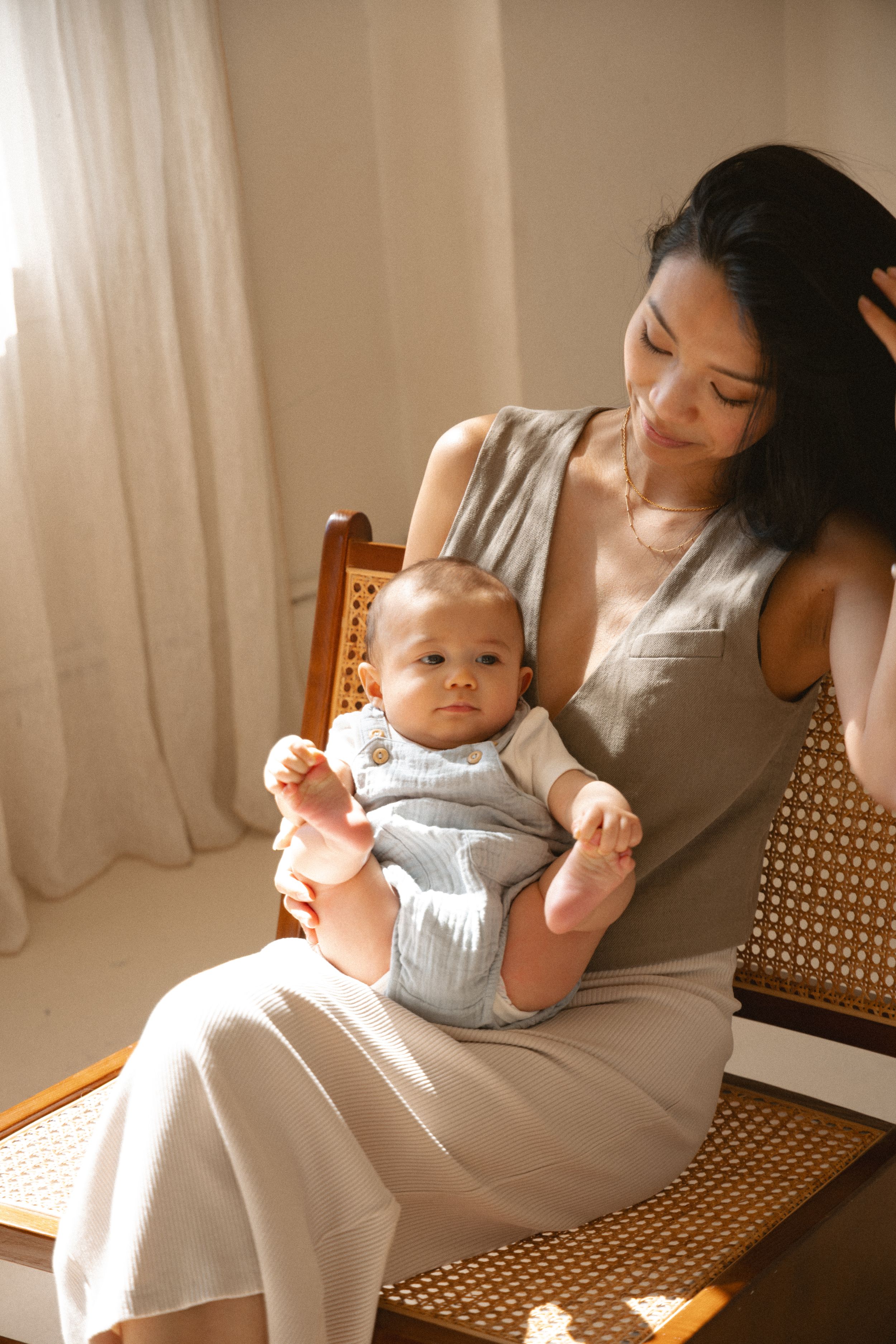 Vancouver Family and Motherhood Photographer offering natural and candid mommy and me sessions indoors or outdoors