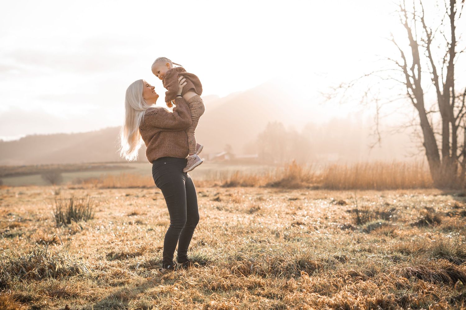 Familiefotografering Rogaland - Mamma og datter i lav høstsol