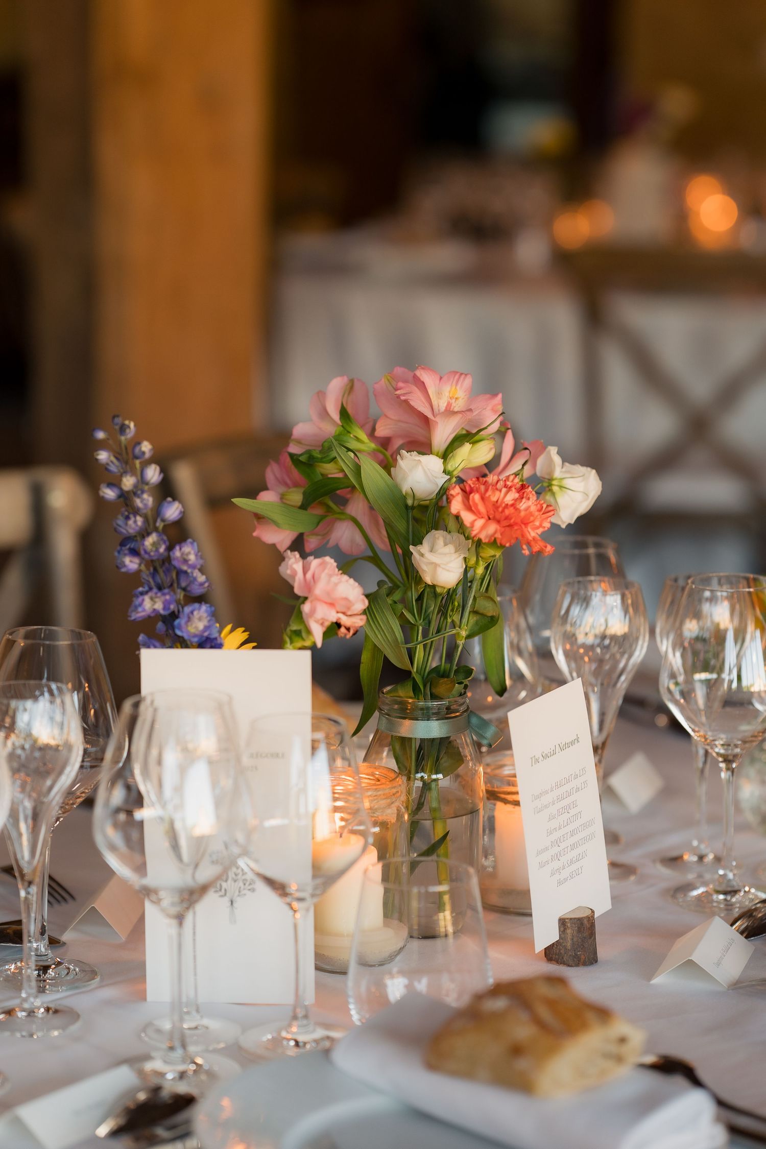 Décoration fleurie d'une table de mariage
