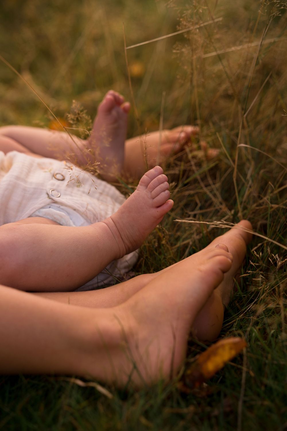 Détail pieds de bébé, photo naissance naturelle à Beersel, photographe de famille, séance extérieure