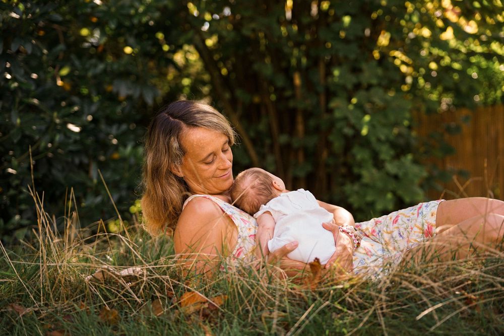 Maman et nouveau-né au jardin, séance photo famille à Beersel près de Bruxelles