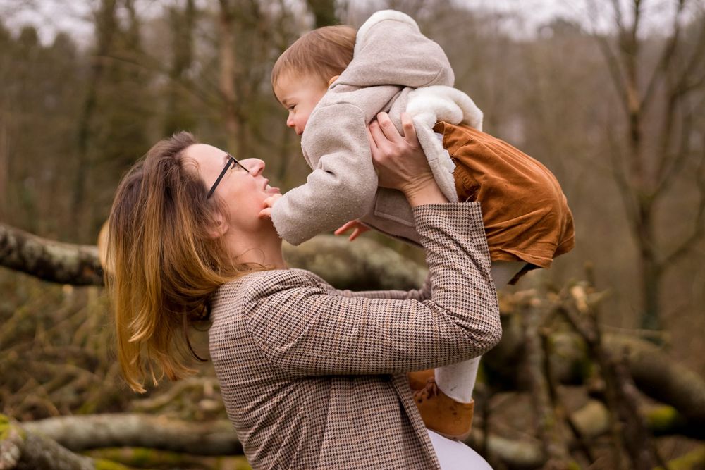 Maman et enfant dans la nature à Beersel, séance spéciale mamans pleine de tendresse par photographe de famille près de Bruxelles