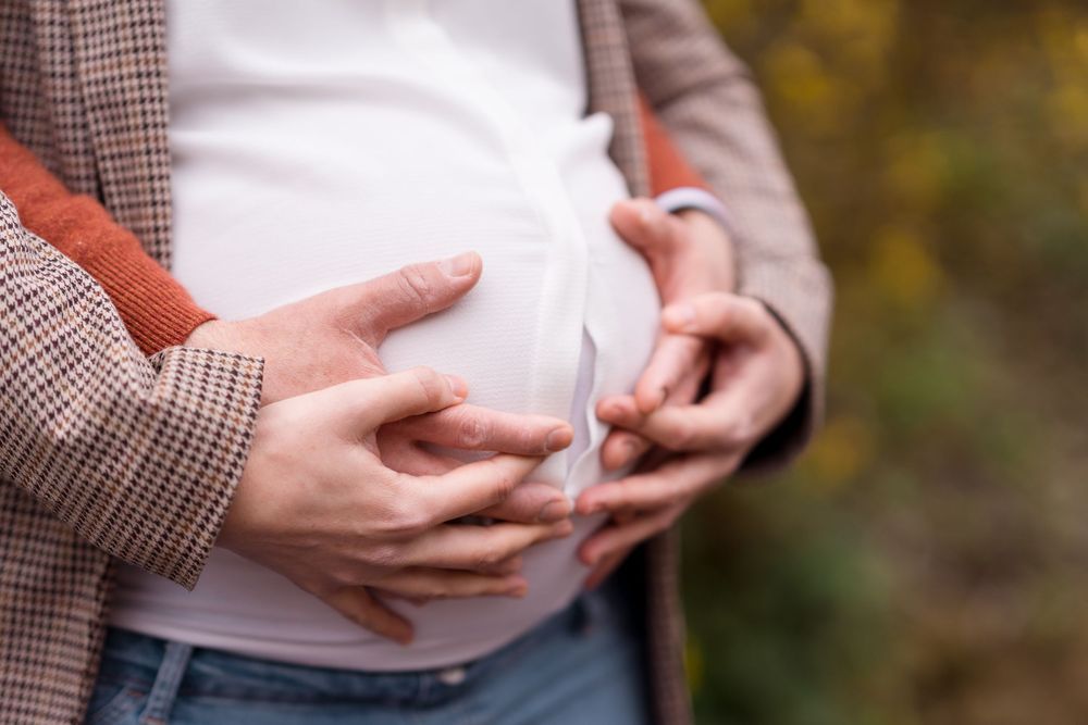 photo de grossesse à Beersel, séance maternité naturelle en extérieur près de Bruxelles par photographe de famille Alexia Sohet