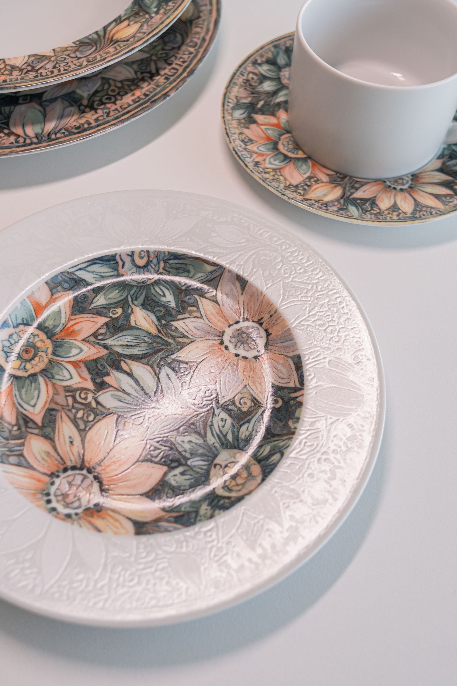 Dreamy Flowers porcelain collection with digital print by G. Benedikt.