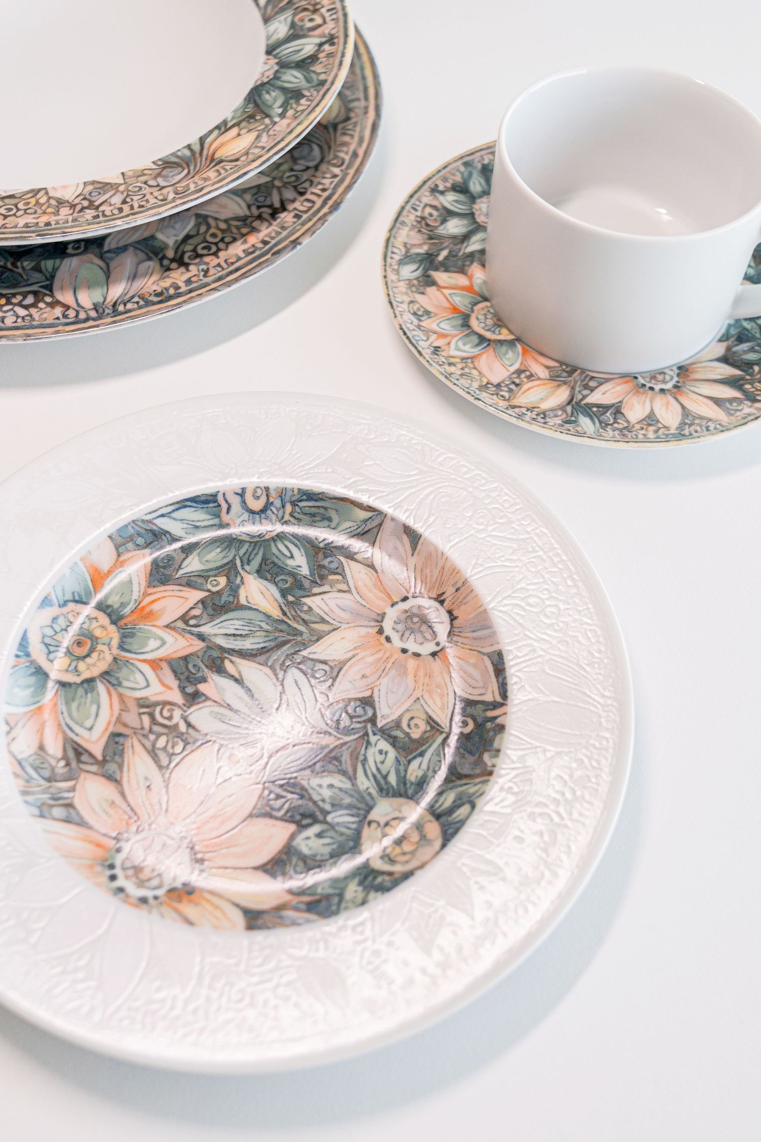 Dreamy Flowers porcelain collection with digital print by G. Benedikt.
