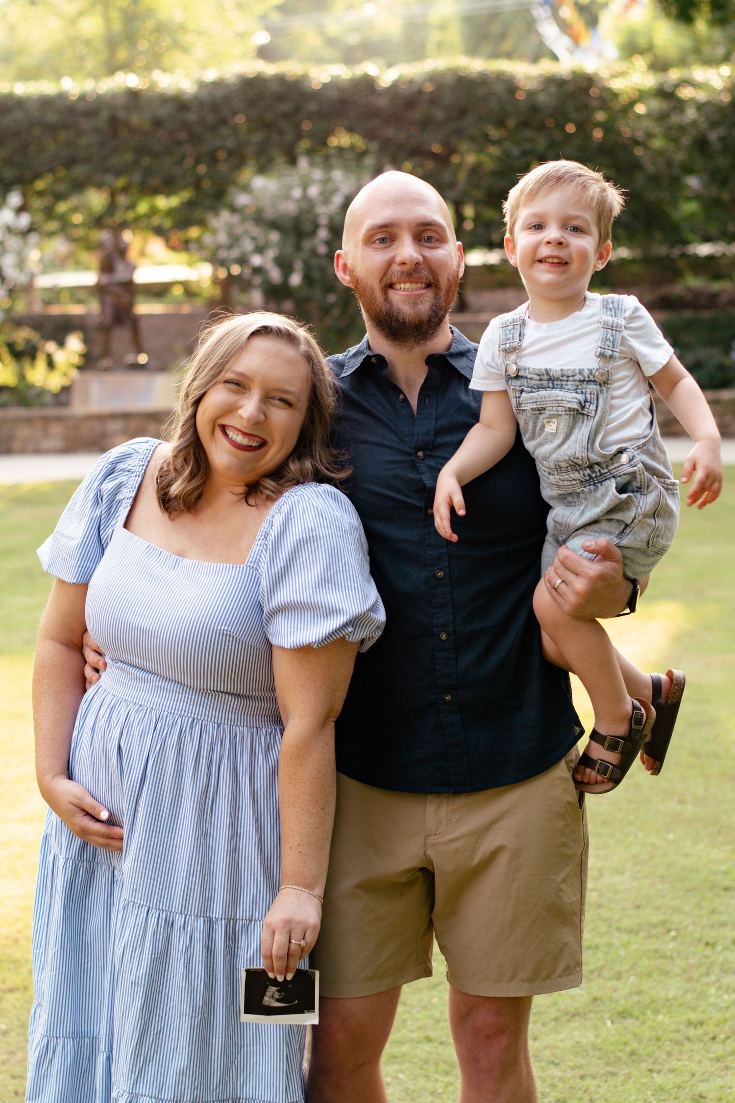 Timeless maternity photos in Grapevine, Texas at Grapevine Botanical Gardens