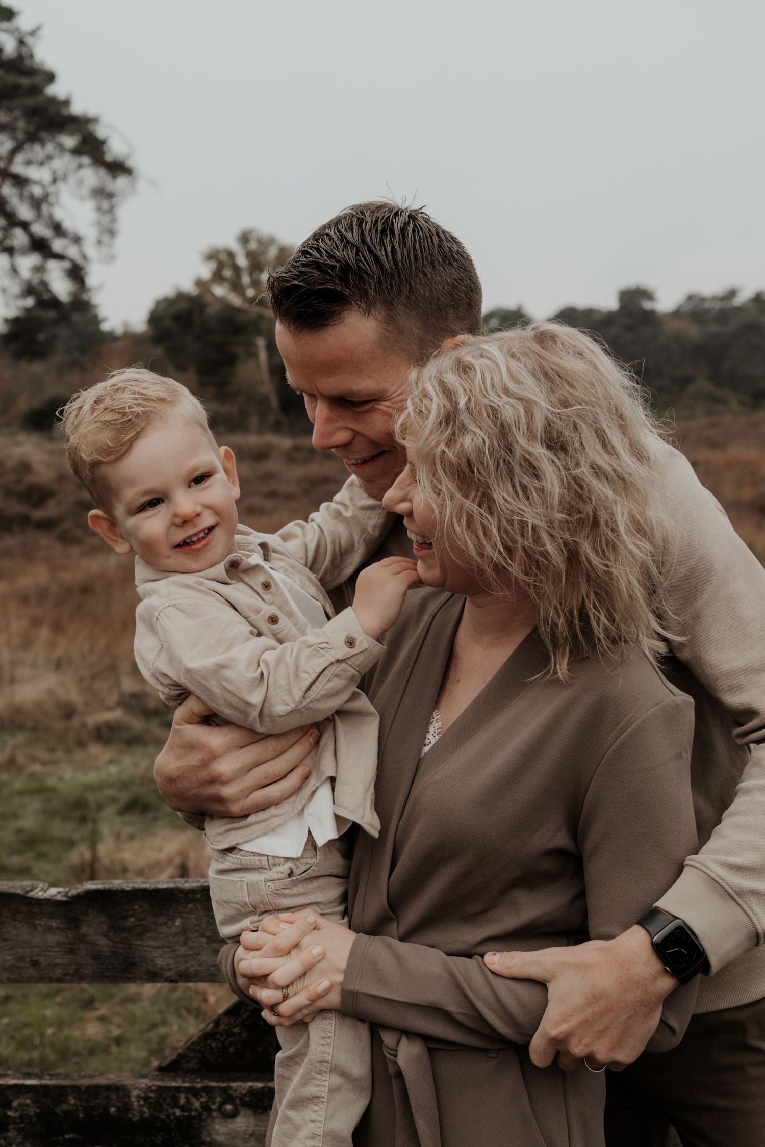 Gezinsfoto buiten in de natuur met hun peuter