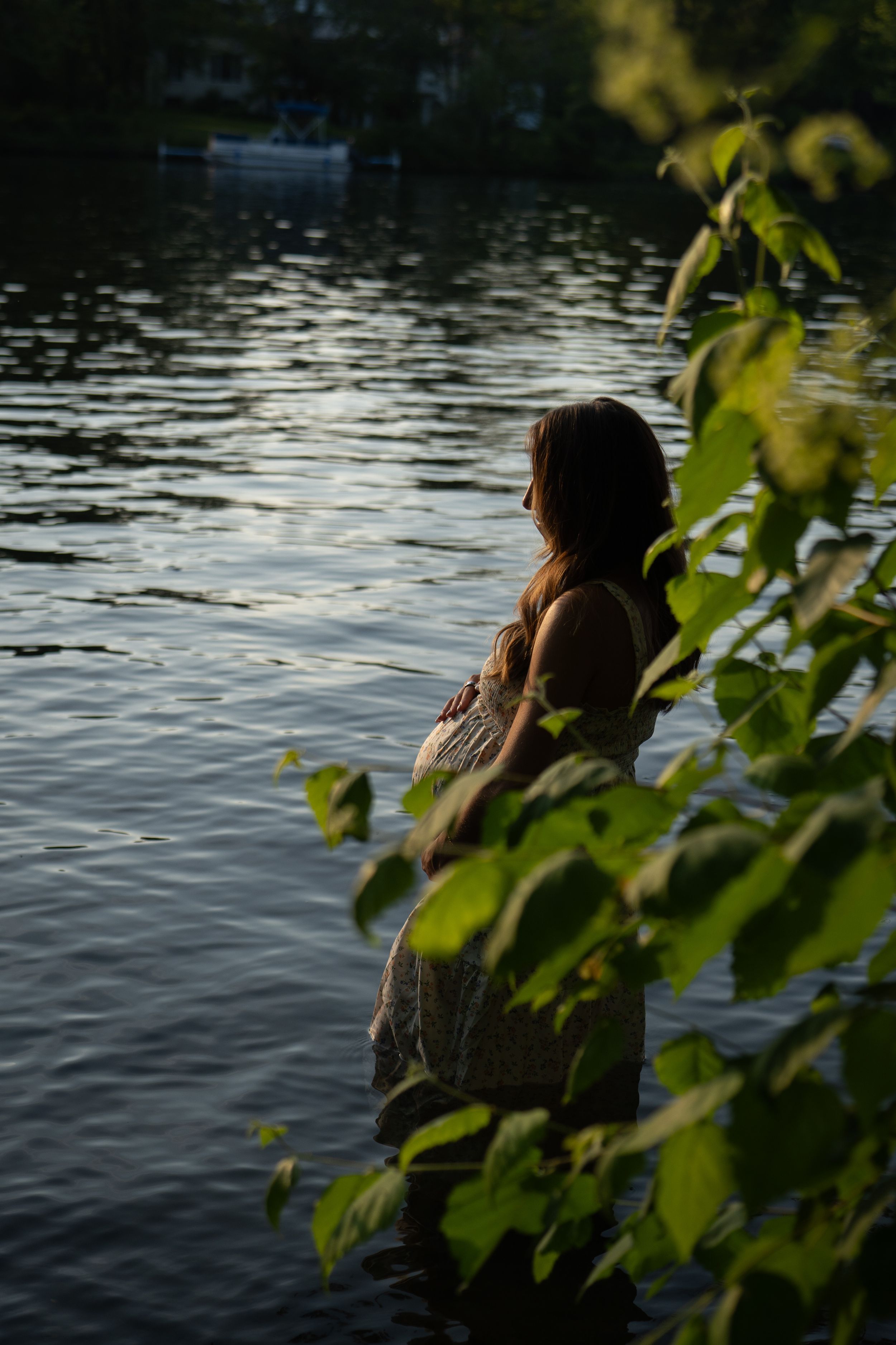 Photographie, séance photographique extérieur lac. Approche documentaire à Sherbrooke, en Estrie Maternité enceinte grossesse famille