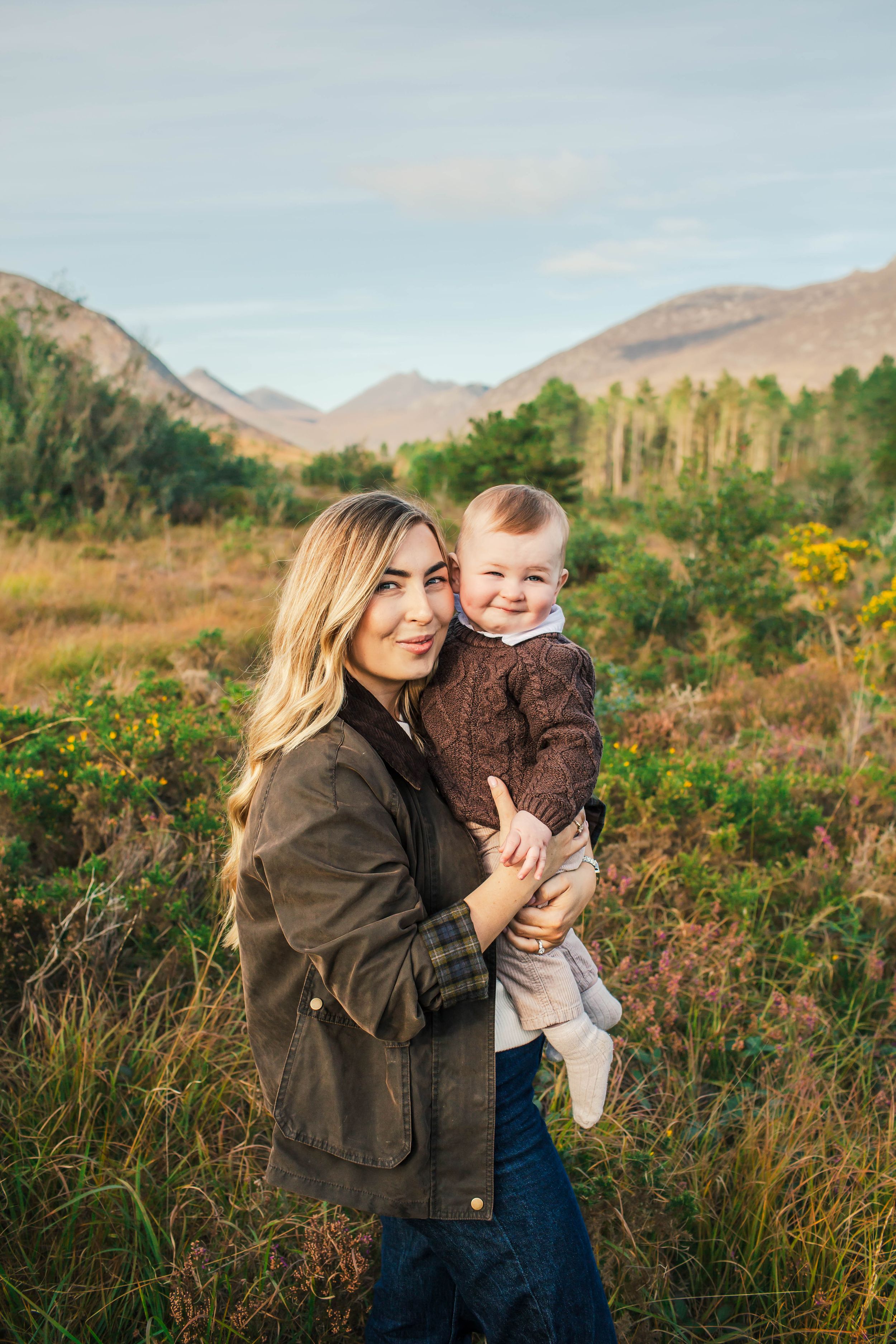 A heartwarming outdoor portrait in front of mountain scenery on an autumn day.