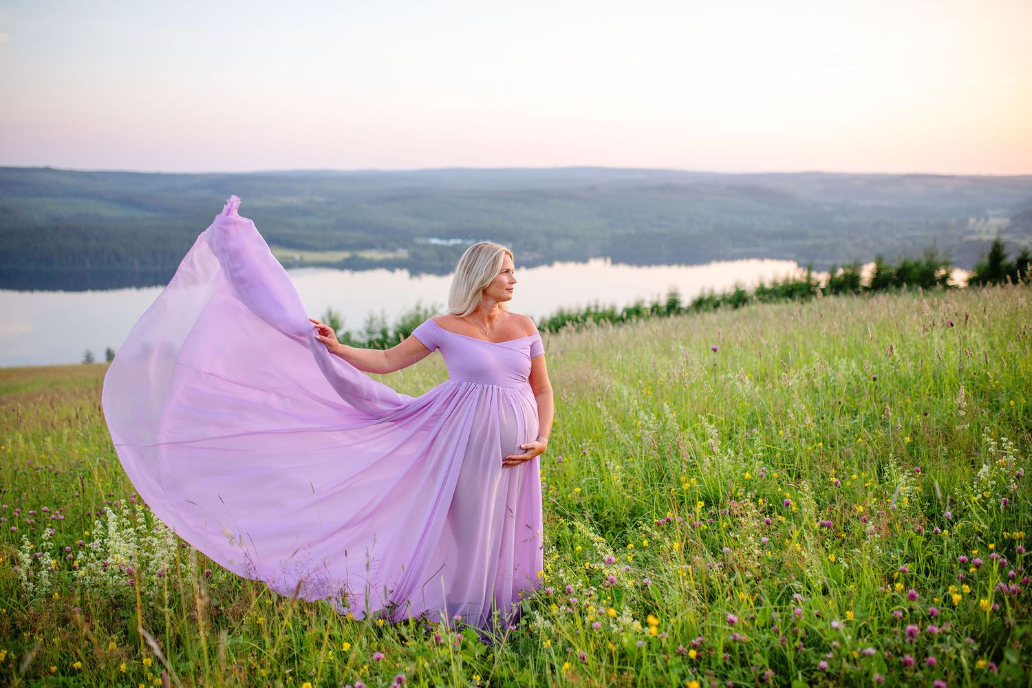 Naturlig utomhusfotografering för mammor. Gravidfotograf Västernorrland. Gravidfotograf Härnösand. Gravidfotograf Jämtland. Gravidfotograf