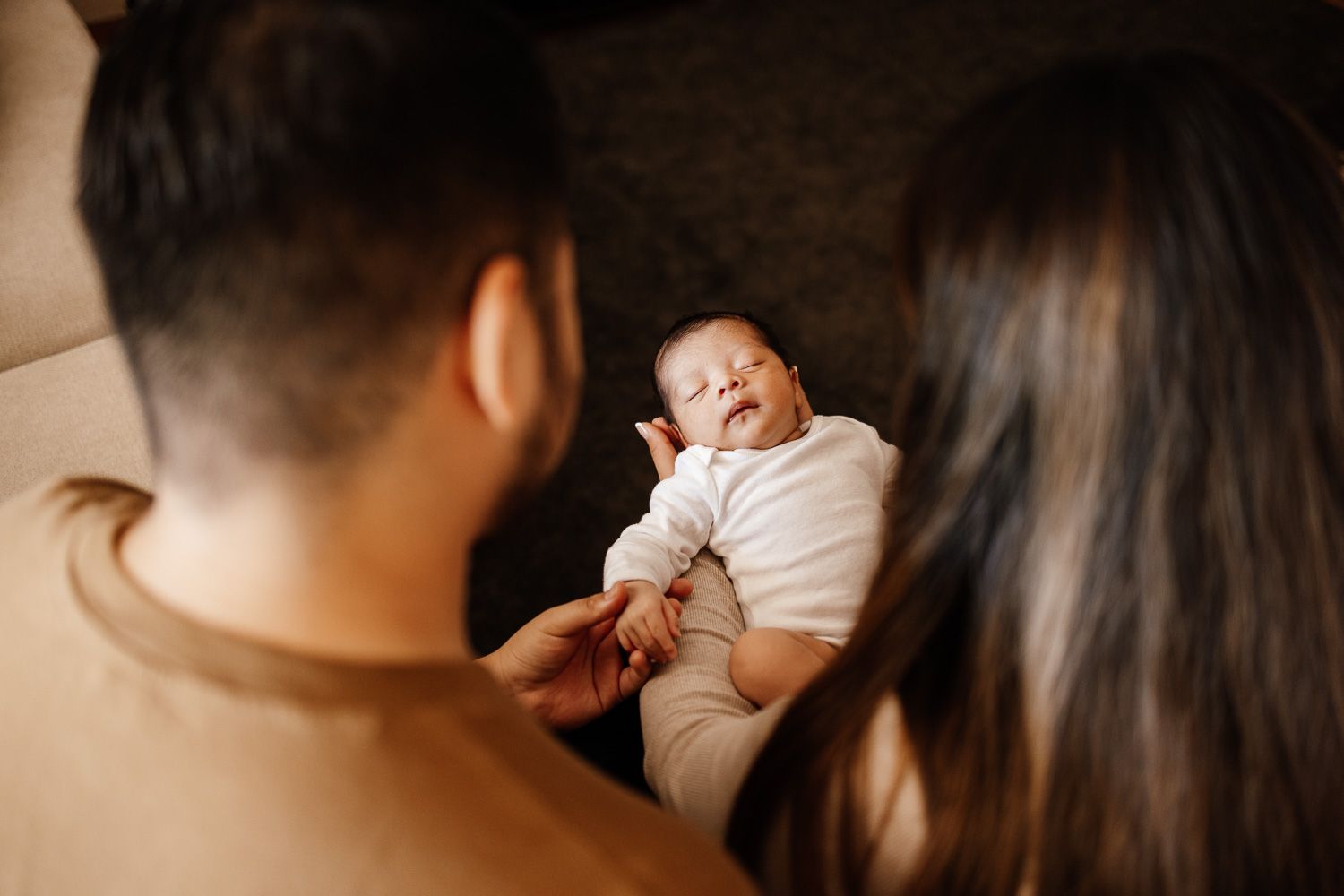 Bay Area Newborn Photographer Cindy Tucey photographs baby sleeping in between parents head in Campbell, California