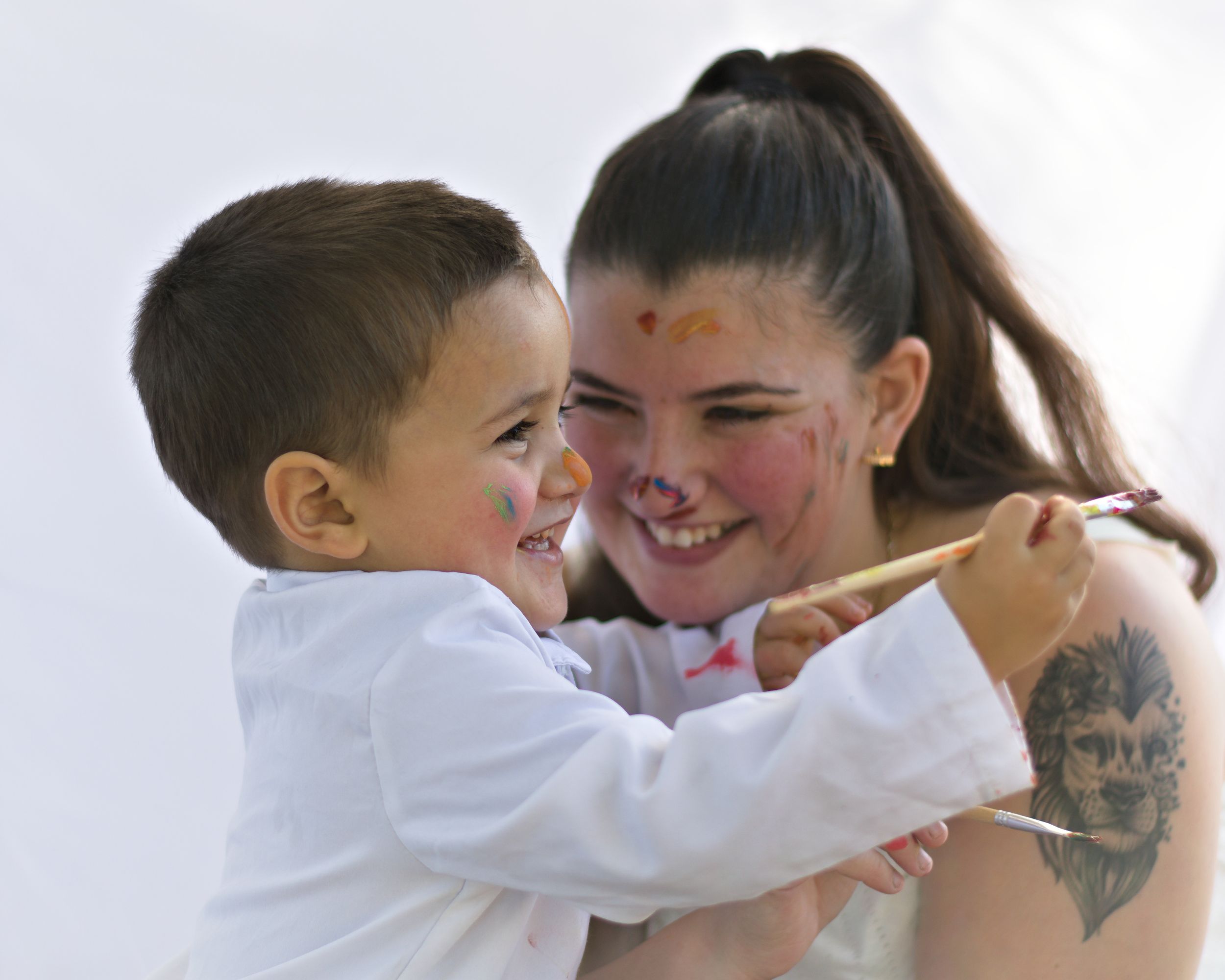 Mãe e filho brincando durante sessão Mini&Me ao ar livre na Serra da Estrela