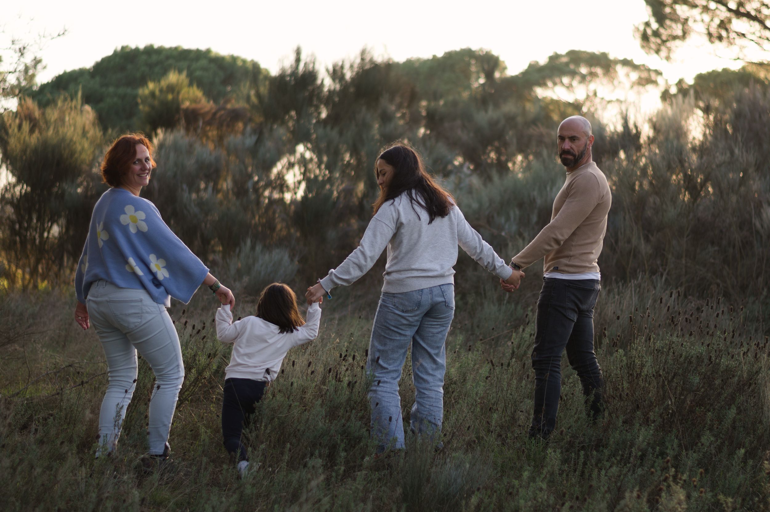 Fotografia Mini&Me com família inteira em cenário natural em Portugal.