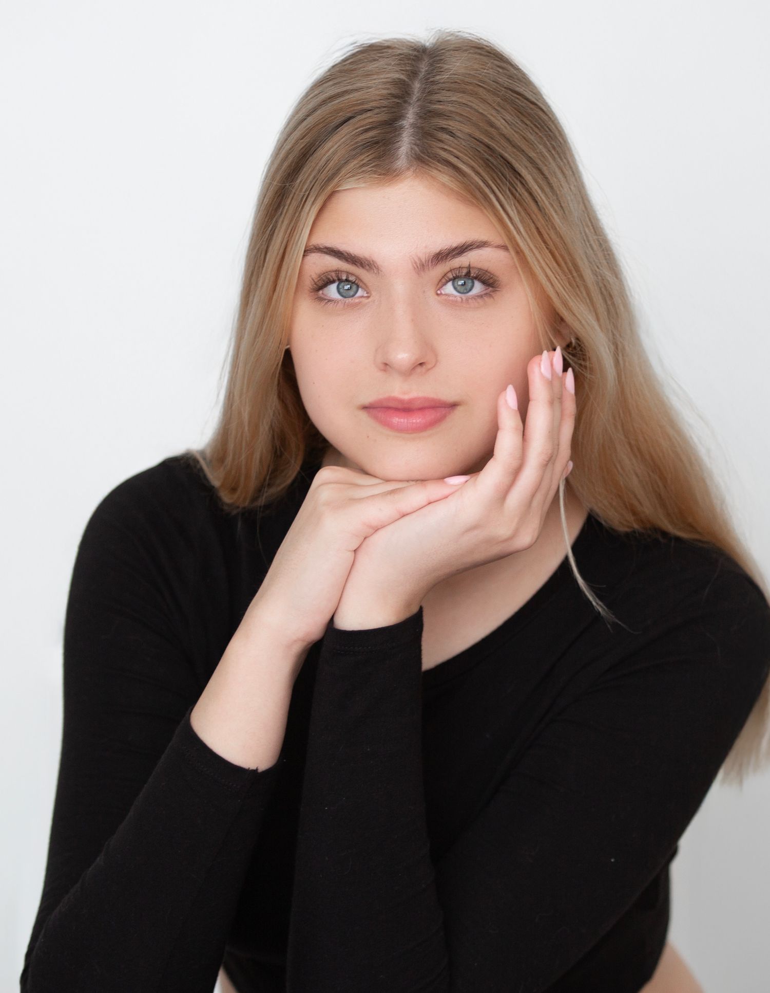 Senior portraits in Sarasota & Bradenton that reflect your style, confidence, and story. Celebrate your graduation with Imageana.