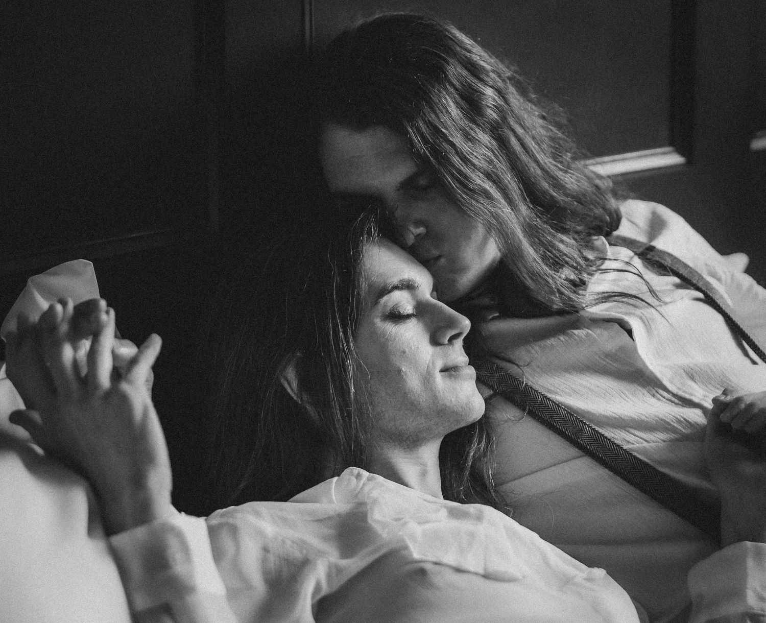 Scottish Elopement Photographer - couple kissing